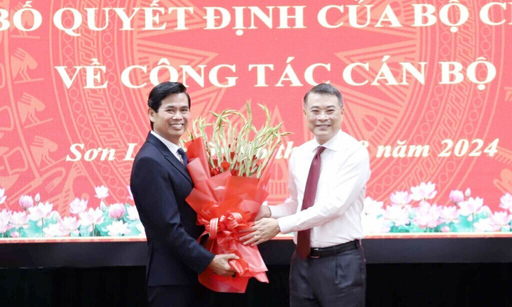 Tân Bí thư Tỉnh ủy Sơn La Hoàng Quốc Khánh (bên trái).