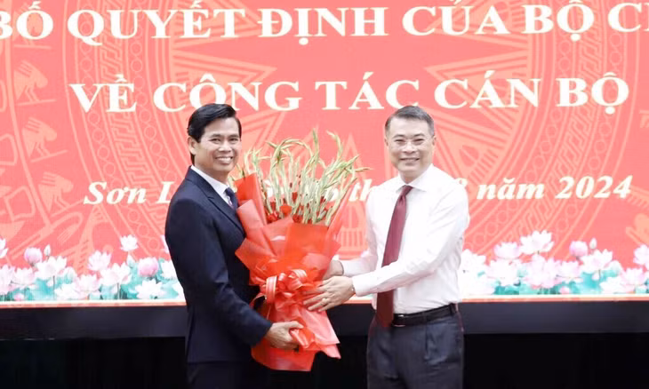 Tân Bí thư Tỉnh ủy Sơn La Hoàng Quốc Khánh (bên trái).