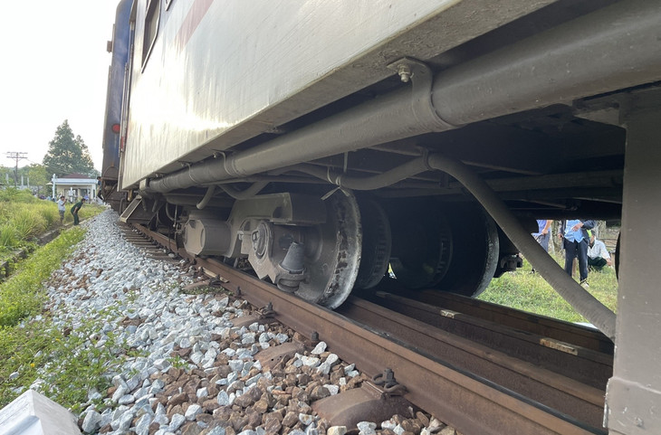 Hiện trường tàu SE 2 bị trật bánh khỏi đường ray tại km 720+950 ở huyện Phú Lộc, tỉnh Thừa Thiên - Huế