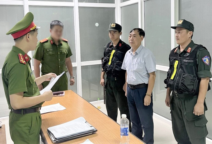 Công an đọc lệnh khởi tố, bắt tạm giam với ông Nguyễn Văn Tam (giữa)