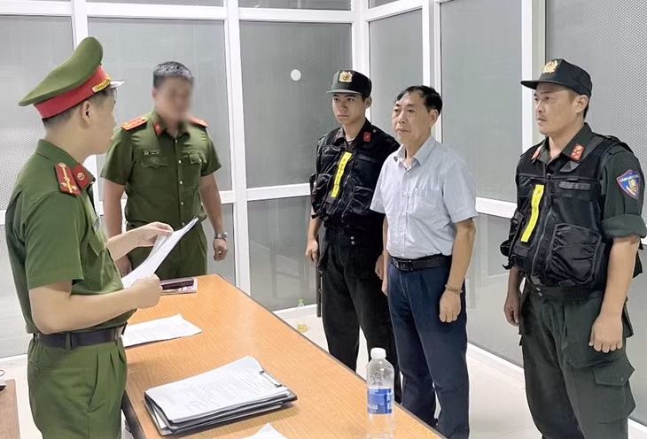 Công an đọc lệnh khởi tố, bắt tạm giam với ông Nguyễn Văn Tam (giữa)