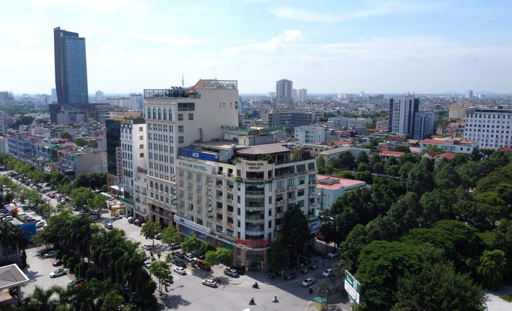 Dự án Hạc Thành Tower nằm ở vị trí ngã tư, hiện là tổ hợp thương mại, văn phòng