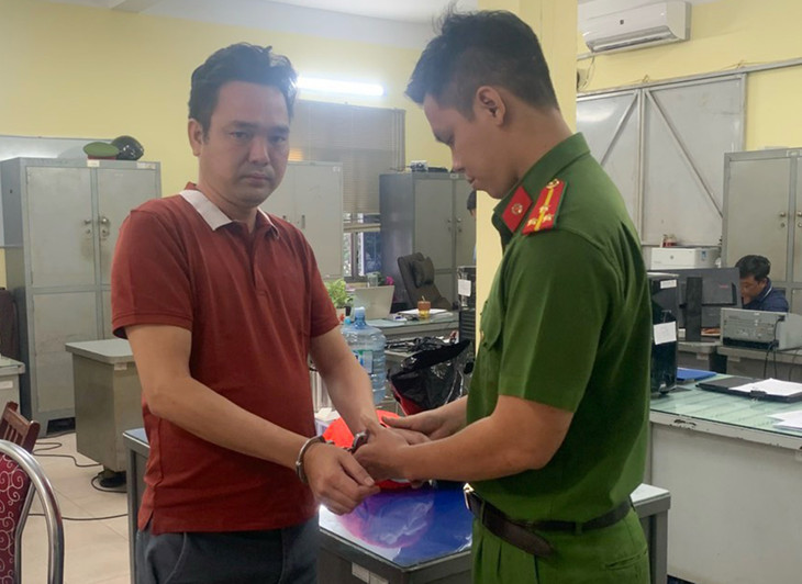 Lã Quốc Trưởng (trái) tại cơ quan điều tra Lã Quốc Trưởng (trái) tại cơ quan điều tra