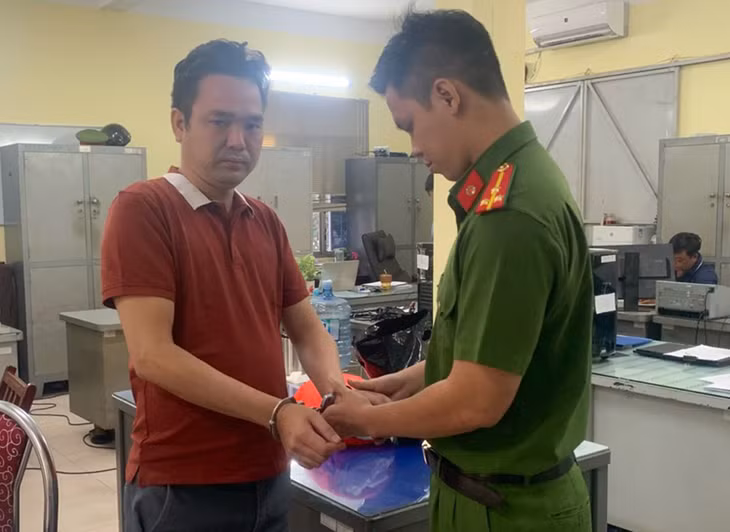 Lã Quốc Trưởng (trái) tại cơ quan điều tra