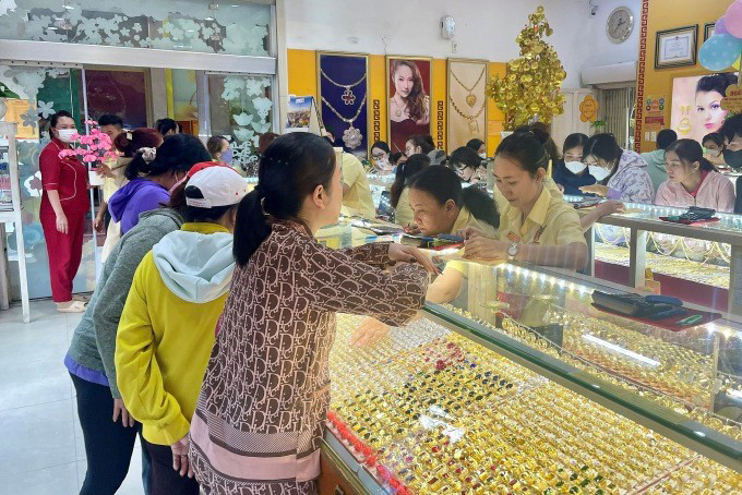 Người dân mua bán tại một cửa hàng vàng ở quận Bình Thạnh, TP.HCM