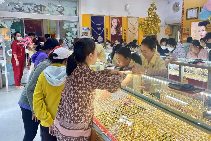 Người dân mua bán tại một cửa hàng vàng ở quận Bình Thạnh, TP.HCM