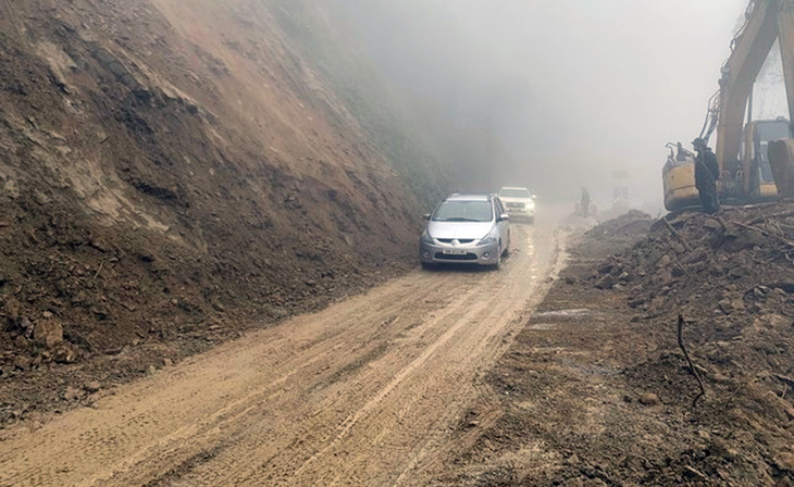 Sau nhiều giờ khắc phục, tuyến đường mới được thông tuyến trở lại.