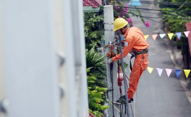 Nhân viên Điện lực Hà Nội sửa chữa trên đường dây