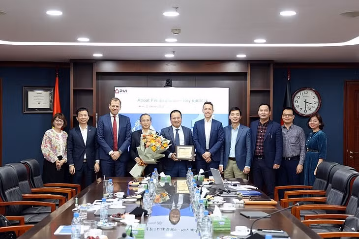 Ông Phạm Anh Đức (giữa) - TGĐ Bảo hiểm PVI nhận kỷ niệm chương từ lãnh đạo Tập đoàn Talanx và HDI