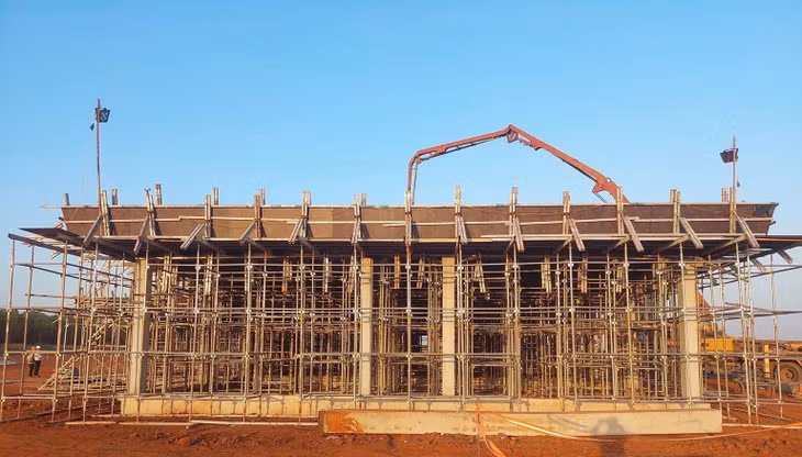 Cất nóc công trình tại hạng mục Nhà kỹ thuật thuộc khu vực cụm công trình Trạm radar sơ cấp/thứ cấp và Trạm phát sóng vô tuyến (PSR/SSR/Tx)