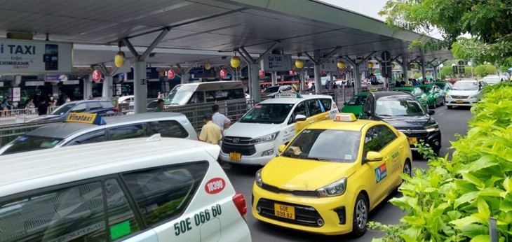 Xe ô tô nối đuôi nhau qua trạm thu phí ở cửa ngõ sân bay Tân Sơn Nhất