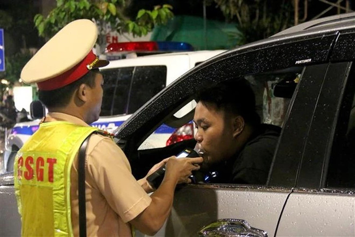 Cảnh sát Giao thông kiểm tra nồng độ cồn của lái xe