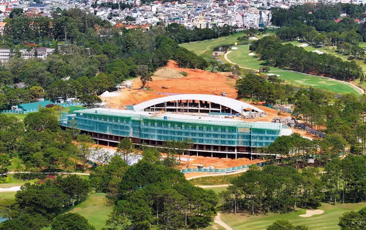 Hai công trình xây ở đồi Cù, trong đó toà nhà 4 tầng bên trái hình bị xác định xây không phép, toà mái vòm nằm phía sau xây vượt phép