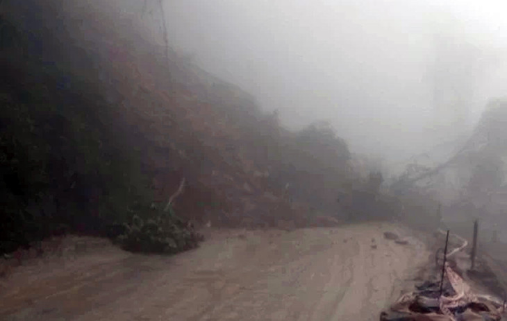 Quốc lộ 8A đoạn Km 82 +286 bị sạt lở, các phương tiện không thể lưu thông