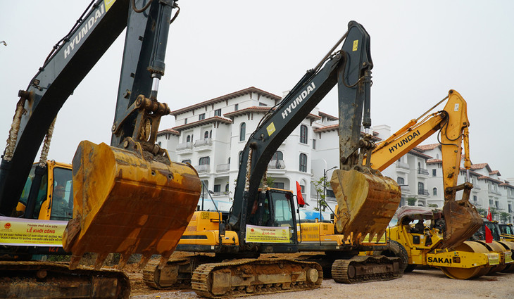 Phương tiện cơ giới được nhà thầu tập kết chuẩn bị thi công Dự án