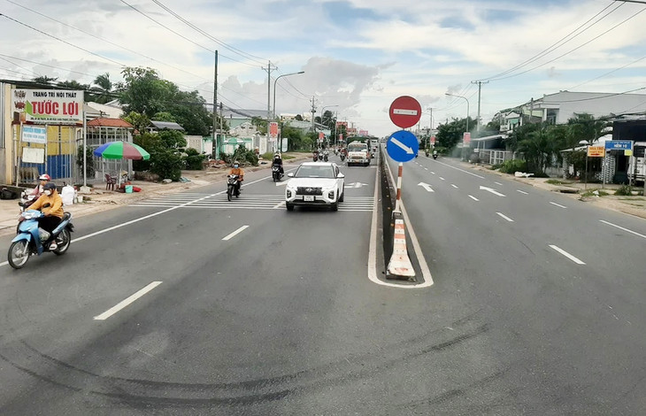 Phương tiện lưu thông trên một đoạn tuyến quốc lộ tại Đồng bằng sông Cửu Long
