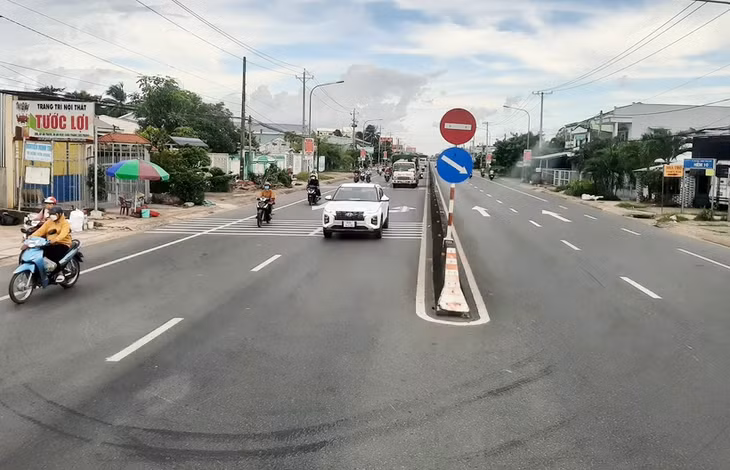 Phương tiện lưu thông trên một đoạn tuyến quốc lộ tại Đồng bằng sông Cửu Long