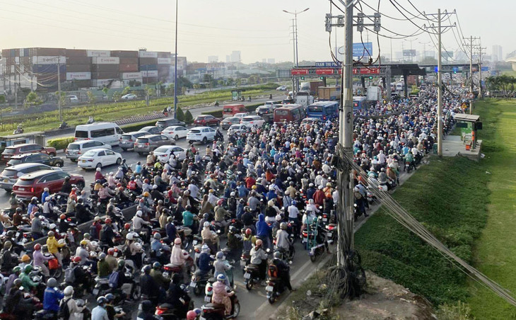 Kẹt xe kéo dài trước trạm thu phí gần cầu Rạch Chiếc, sáng 22/1