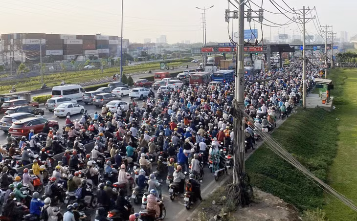Kẹt xe kéo dài trước trạm thu phí gần cầu Rạch Chiếc, sáng 22/1