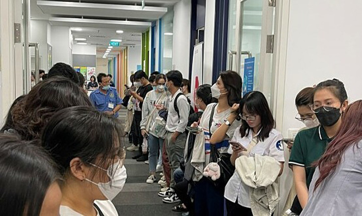 Sinh viên trường Tôn Đức Thắng đến trung tâm của Hội đồng Anh tại quận 10, TP.HCM đề nghị được giải thích về chứng chỉ Aptis