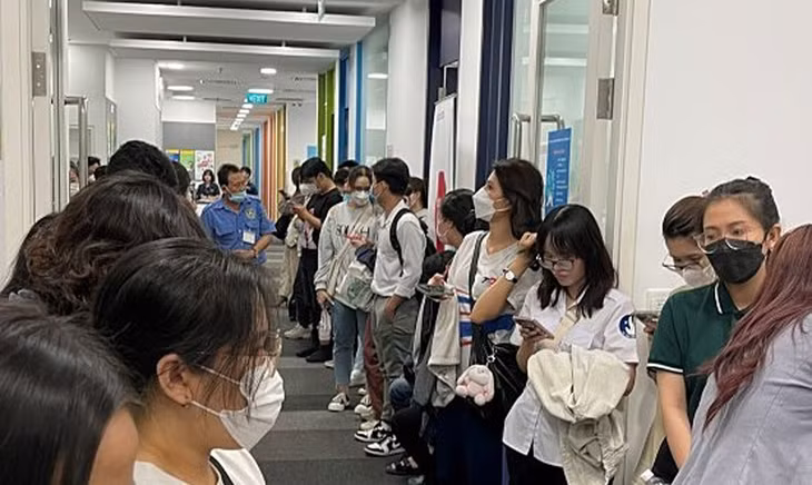 Sinh viên trường Tôn Đức Thắng đến trung tâm của Hội đồng Anh tại quận 10, TP.HCM đề nghị được giải thích về chứng chỉ Aptis