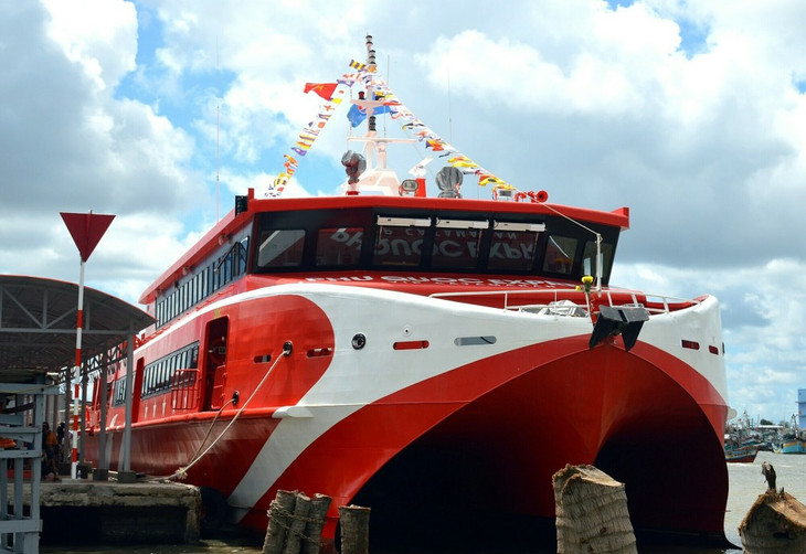 Tàu cao tốc đậu tại bến ở thị trấn Sông Đốc, huyện Trần Văn Thời