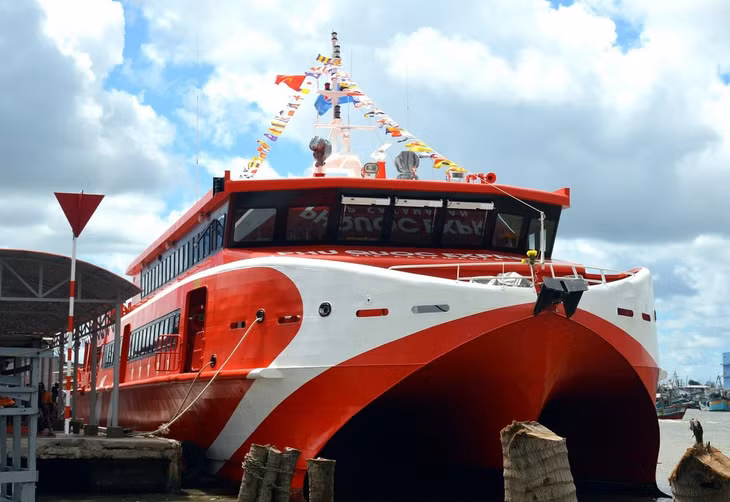 Tàu cao tốc đậu tại bến ở thị trấn Sông Đốc, huyện Trần Văn Thời