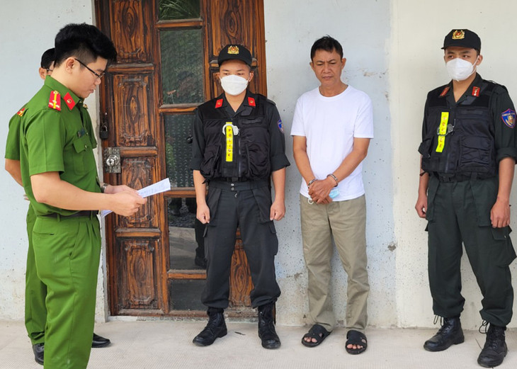 Cảnh sát đọc lệnh bắt giam ông Đào Đức Hạnh (áo trắng)