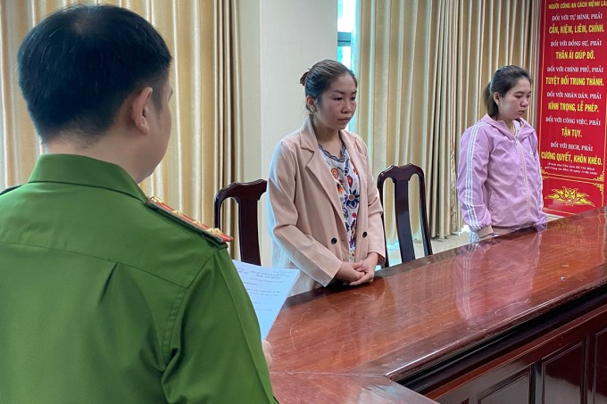 Cơ quan điều tra đọc lệnh khởi tố Phạm Ngọc Thuỳ (trái) và Đỗ Thị Yến Phương