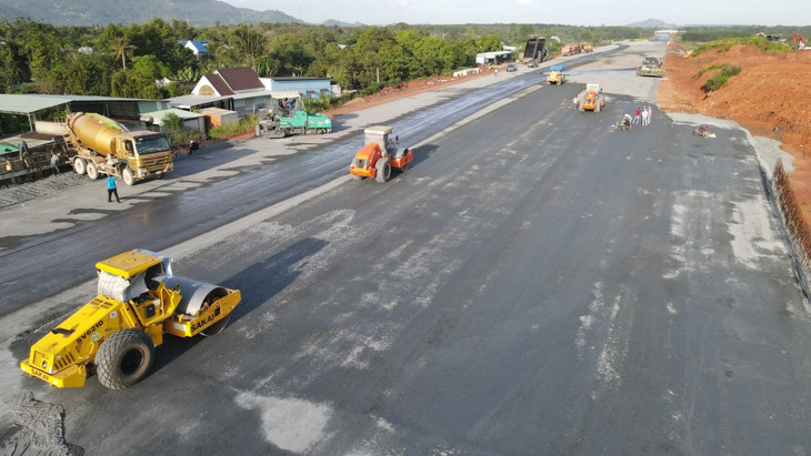 Công trường thi công cao tốc Phan Thiết - Dầu Giây