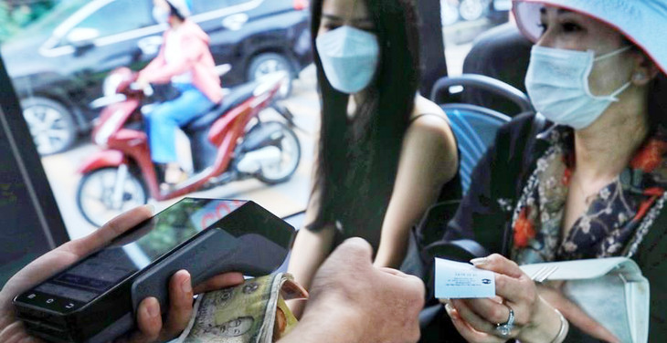 Hệ thống vé điện tử văn minh, hiện đại được sử dụng lần đầu trên xe buýt điện ở Hà Nội Hệ thống vé điện tử văn minh, hiện đại được sử dụng lần đầu trên xe buýt điện ở Hà Nội