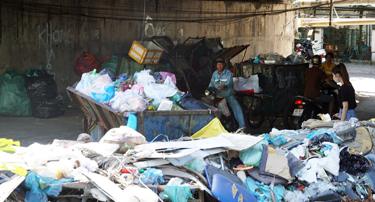 Một điểm tập kết rác tại phường Hưng Lợi, quận Ninh Kiều