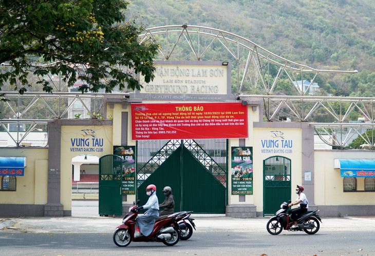 Thông báo ngưng hoạt động trường đua được chủ đầu tư treo ở cổng sân vận động Lam Sơn