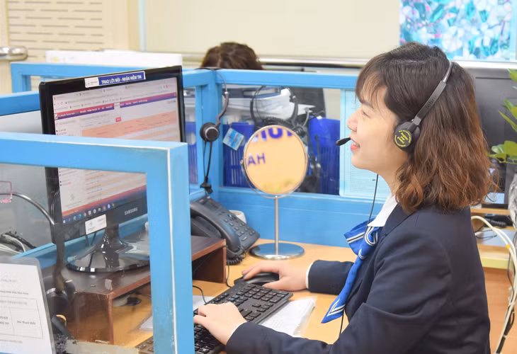 Chị Nguyễn Thị Kim Hạnh trong ca trực tại TT CSKH EVNHANOI