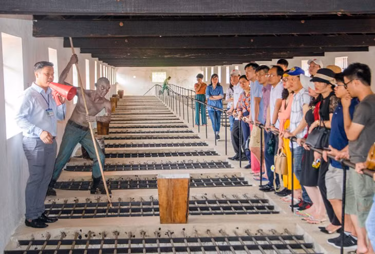 Du khách tham quan trại giam Phú Tường, Côn Đảo