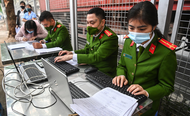 Cán bộ công an quận Long Biên nhập thông tin làm căn cước của người dân vào hệ thống Cán bộ công an quận Long Biên nhập thông tin làm căn cước của người dân vào hệ thống