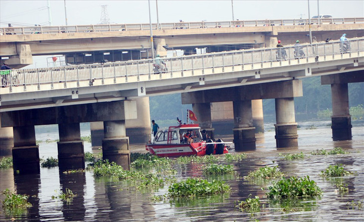 Cầu Bình Triệu 1 tĩnh không thấp gây khó khăn cho phương tiện đường thủy