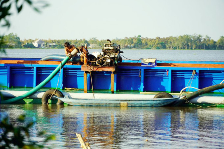 Sà lan chở nước từ thượng nguồn sông Tiền dừng tại nhà máy Chợ Lách để xử lý