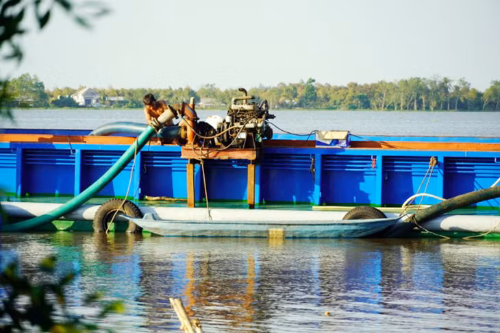 Sà lan chở nước từ thượng nguồn sông Tiền dừng tại nhà máy Chợ Lách để xử lý