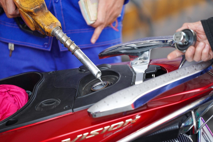 Bộ Công Thương đề xuất doanh nghiệp đầu mối sẽ tự công bố giá bán xăng dầu tối đa dựa trên công thức giá do Nhà nước quy định