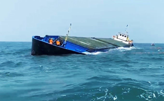 Mạn trái tàu Giang Anh 18 nghiêng 38 độ và có nguy cơ bị chìm trên biển Cù Lao Chàm