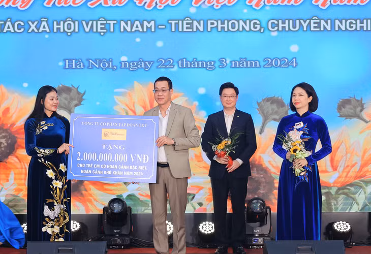 Đại diện Tập đoàn T&amp;T Group trao ủng hộ Trung tâm Công tác xã hội và Quỹ Bảo trợ trẻ em TP Hà Nội 2 tỷ đồng