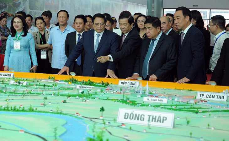 Thủ tướng Chính phủ Phạm Minh Chính cùng các đại biểu tham quan sa bàn quy hoạch tỉnh Vĩnh Long