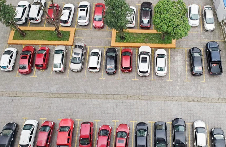 Ô tô đỗ tại sảnh của một chung cư ở TP. Vinh