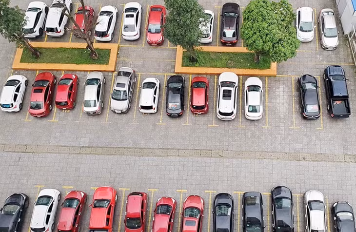 Ô tô đỗ tại sảnh của một chung cư ở TP. Vinh