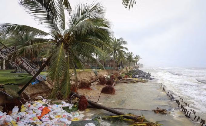 Bờ biển Cửa Đại sạt lở