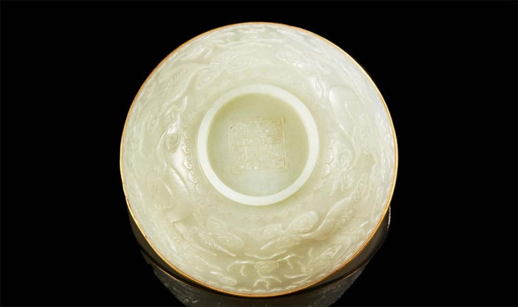 Bên ngoài đáy bát có khắc bốn chữ triện &quot;Tự Đức niên tạo&quot; làm rõ về nguồn gốc của cổ vật. Ảnh: Gazette Drouot