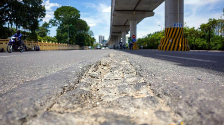 Đường Hồ Tùng Mậu, đoạn qua Nghĩa trang Mai Dịch, có nhiều chỗ nứt vỡ