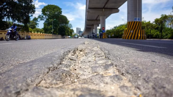 Đường Hồ Tùng Mậu, đoạn qua Nghĩa trang Mai Dịch, có nhiều chỗ nứt vỡ