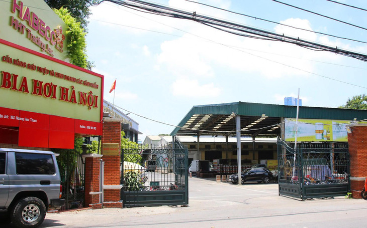 Cơ sở này có diện tích hơn 52.000m2, vẫn đang hoạt động sản xuất và trưng bày giới thiệu sản phẩm. Đáng chú ý, theo quy hoạch phân khu đô thị H1-2 được UBND thành phố phê duyệt tháng 3/2021, khu đất này sẽ trở thành đất hỗn hợp, công cộng, trường THPT, cây xanh, nhà ở, bãi đỗ xe